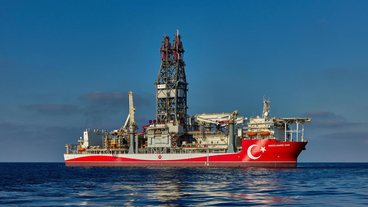 İran Hürmüz Boğazı’nı Kapattı: Petrol Sevkiyatları Tehlikede!